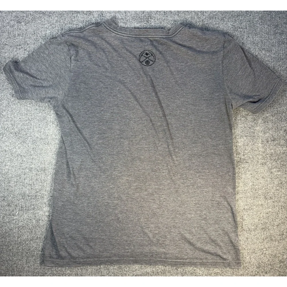 Denver Nuggets UNK NBA Gray Graphic T Shirt Men's Large Basketball Logo Tee